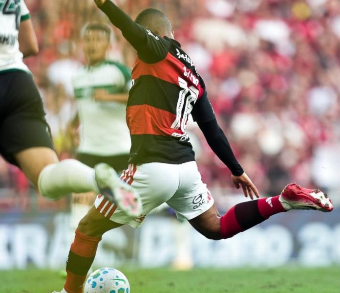Samuel Lino marca dois gols no Maracanã, contra o Coritiba. Foto: Flamengo