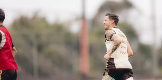 Saúl, meio campista do Flamengo treinando no Ninho do Urubu