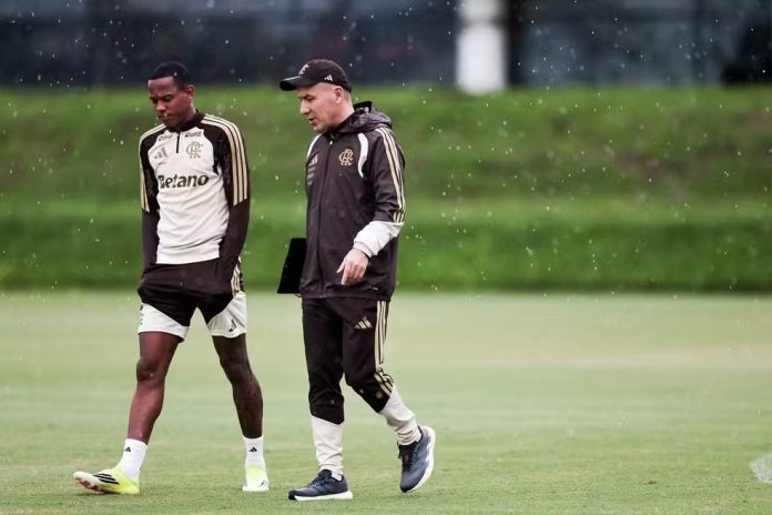 Wallace Yan com Léo Jardim em treino