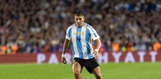 Facundo Medina em campo pela Seleção Argentina