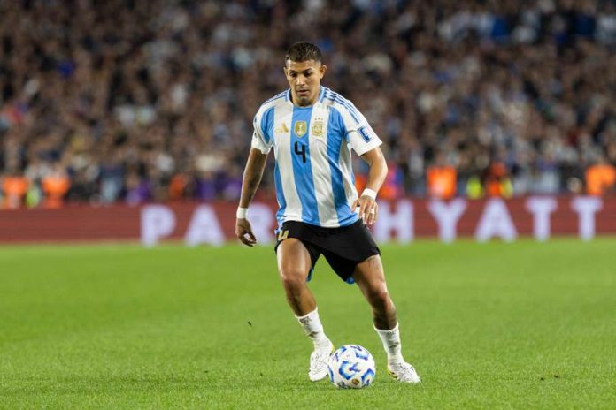 Facundo Medina em campo pela Seleção Argentina