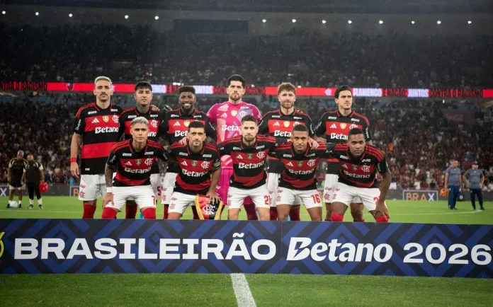 Time do Flamengo em campo no Maracanã