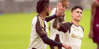Bruno Henrique e Luiz Araújo comemorando o gol hoje no Ninho do Urubu contra o Bonsucesso