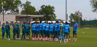 Ancelotti passou pelo ‘corredor polonês’ e recebeu tapas e chutes de todos os jogadores, inclusive de Léo Pereira, Danilo, Paquetá e Alex Sandro