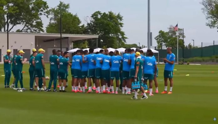 corredor-polones-em-ancelotti Ancelotti passou pelo ‘corredor polonês’ e recebeu tapas e chutes de todos os jogadores, inclusive de Léo Pereira, Danilo, Paquetá e Alex Sandro