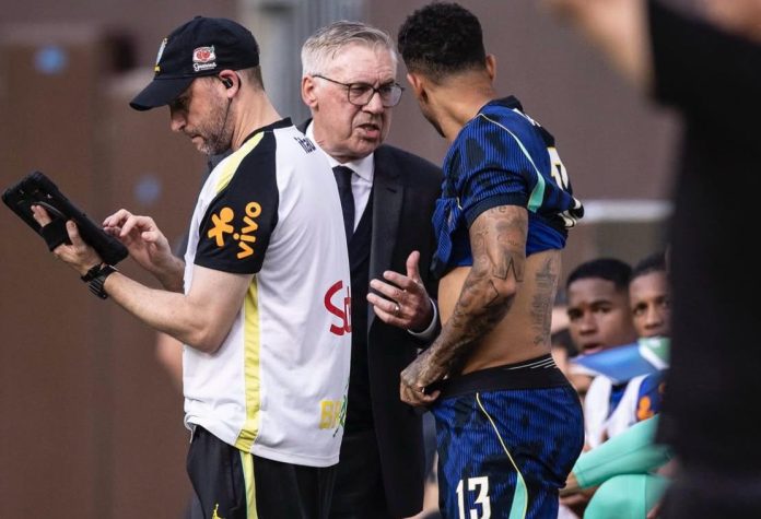 Danilo com Ancelotti, em jogo contra o Egito