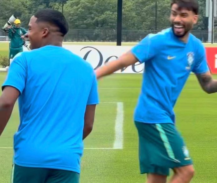 Endrick e Paquetá em clima descontraído em treino pela Seleção Brasileira. Foto: Reprodução