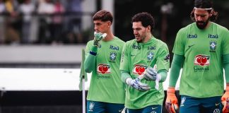 Léo Nanneti, goleiro do flamengo, com Ederson e Alisson em treino pela Seleção Brasileira