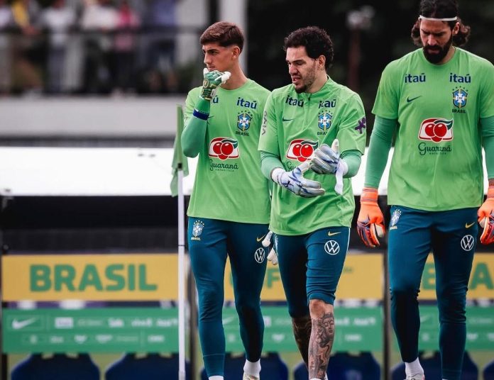 Léo Nanneti, goleiro do flamengo, com Ederson e Alisson em treino pela Seleção Brasileira