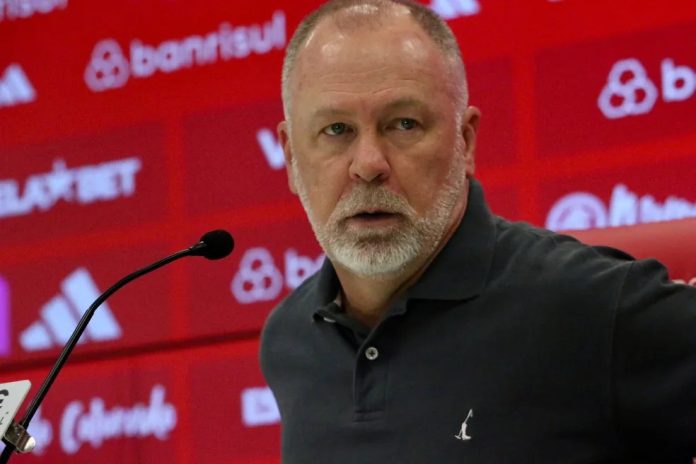 Técnico Mano Menezes atualmente no comando da Seleção do Peru