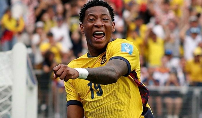 Plata em comemoração do seu gol que classificou a Seleção do Equador para a próxima etapa da Copa do Mundo