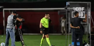 O árbitro Alex Stefano expulsou 2 jogadores do Vitória ainda no primeiro tempo