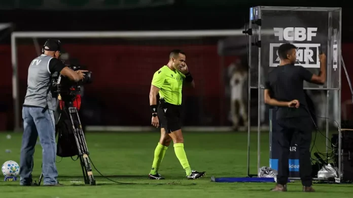 O árbitro Alex Stefano expulsou 2 jogadores do Vitória ainda no primeiro tempo
