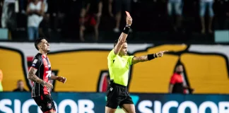 O árbitro Alex Stefano expulsou 2 jogadores do Vitória ainda no primeiro tempo