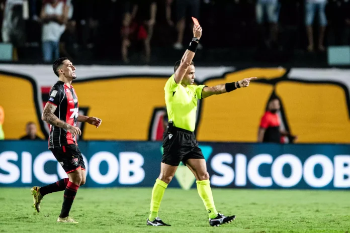 O árbitro Alex Stefano expulsou 2 jogadores do Vitória ainda no primeiro tempo