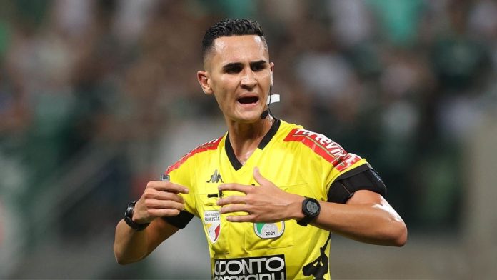 O árbitro Matheus Delgado