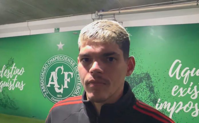 Ayrton Lucas em entrevista após goleada do Flamengo sobre a Chapecoense