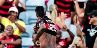 Bruno Henrique marca e comemora gol do Flamengo no empate contra o River Plate em Portugal