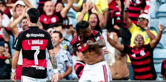 Bruno Henrique marca e comemora gol do Flamengo no empate contra o River Plate em Portugal