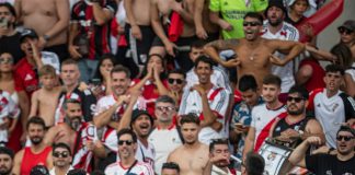 Torcedor do River Plate imitando macaco para o Bruno Henrique - Foto: Pedro Loureiro / Avant Sports