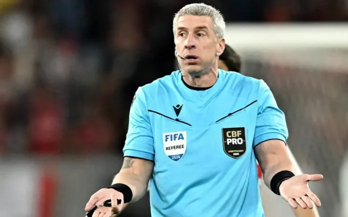 Anderson Daronco em campo no jogo em que o Flamengo empatou com o São Paulo no Maracanã