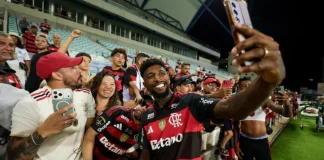 Emerson Royal tira foto com torcedores após conquista do Flamengo sobre o Benfica no Troféu do Algarve, em Portugal