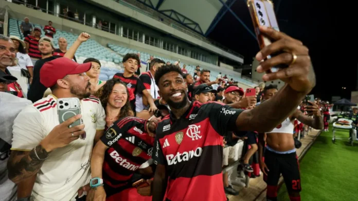 Emerson Royal tira foto com torcedores após conquista do Flamengo sobre o Benfica no Troféu do Algarve, em Portugal