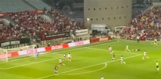 Gol do Flamengo visto da arquibancada - Wallace Yan chuta pra marcar o gol da vitória do Flamengo sobre o Benfica no Algarve, em Portugal - VÍDEO: Vitor Nogueira / Embaixada FlaPortugal / Threads