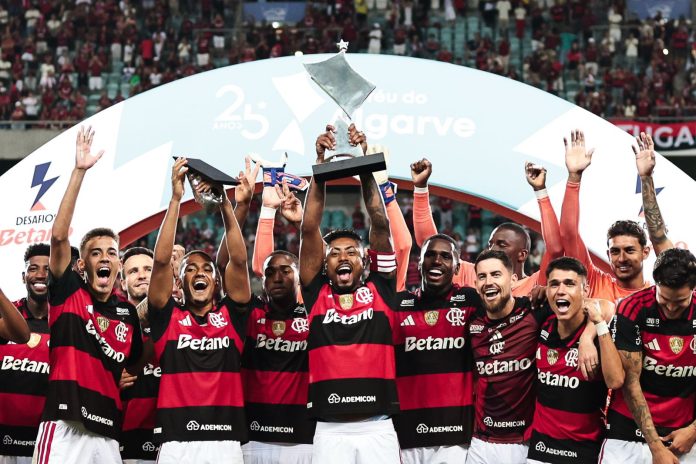 Jogadores do Flamengo campeão do Troféu de Algarve, em Portugal - Foto: Gilvan de Souza / Flamengo