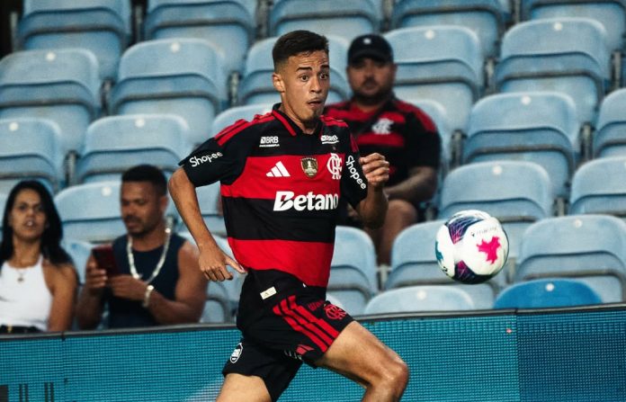 Johnny em campo pelo Flamengo contra o Lausanne Sports da Suíça, no Algarve, em Portugal