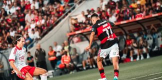 Johnny em campo pelo Flamengo na vitória sobre o Benfica pelo Troféu de Algarve 2026