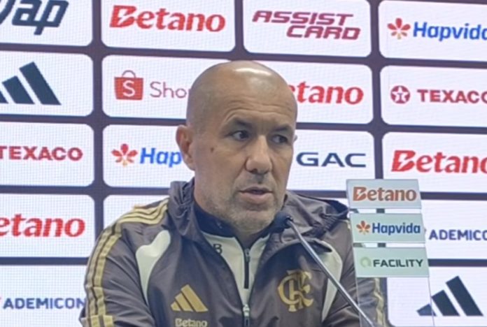 Leonardo Jardim em entrevista coletiva no Maracanã - Foto: Adriano Fontes / Flamengo