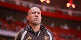 Leonardo Jardim comandando o Flamengo no empate com o Internacional no Beira-Rio - Foto: Maxi Franzoi / AGIF
