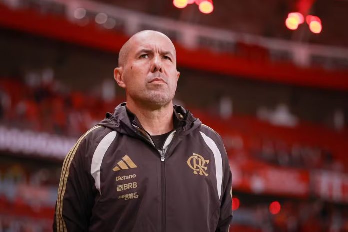 Leonardo Jardim comandando o Flamengo no empate com o Internacional no Beira-Rio - Foto: Maxi Franzoi / AGIF