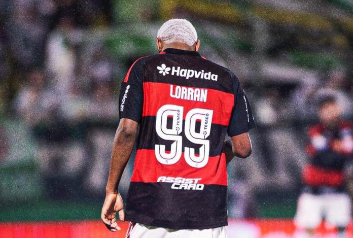Lorran em campo pelo Flamengo com o Manto Nº99, na goleada sobre a Chapecoense na Arena Condá