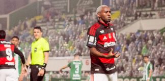 Lorran marca e comemora o gol marcado na goleada do Flamengo sobre a Chapecoense - Foto: Adriano Fontes / Flamengo