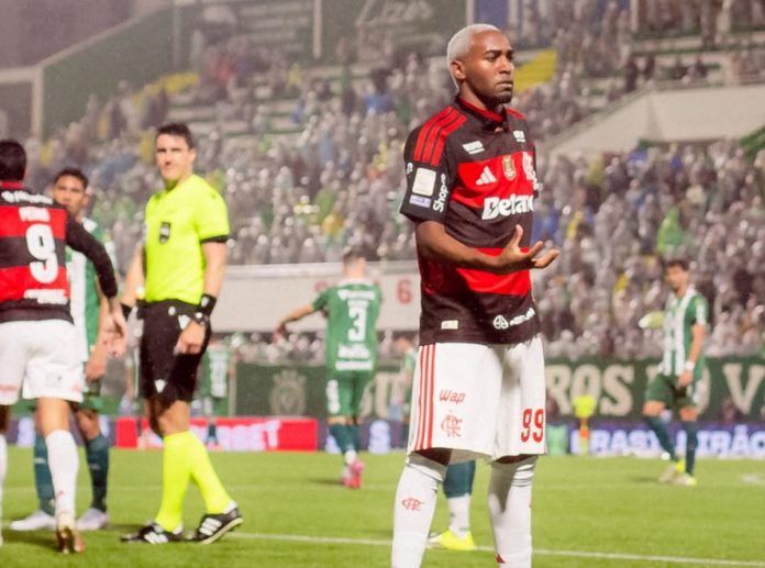 Lorran marca e comemora o gol marcado na goleada do Flamengo sobre a Chapecoense - Foto: Adriano Fontes / Flamengo