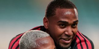 Wallace Yan e Lorran comemoram mais um gol do Flamengo na vitória sobre o Lausanne da Suíça, no Torneio de Algarve, em Portugal - Foto: Gilvan de Souza / Flamengo