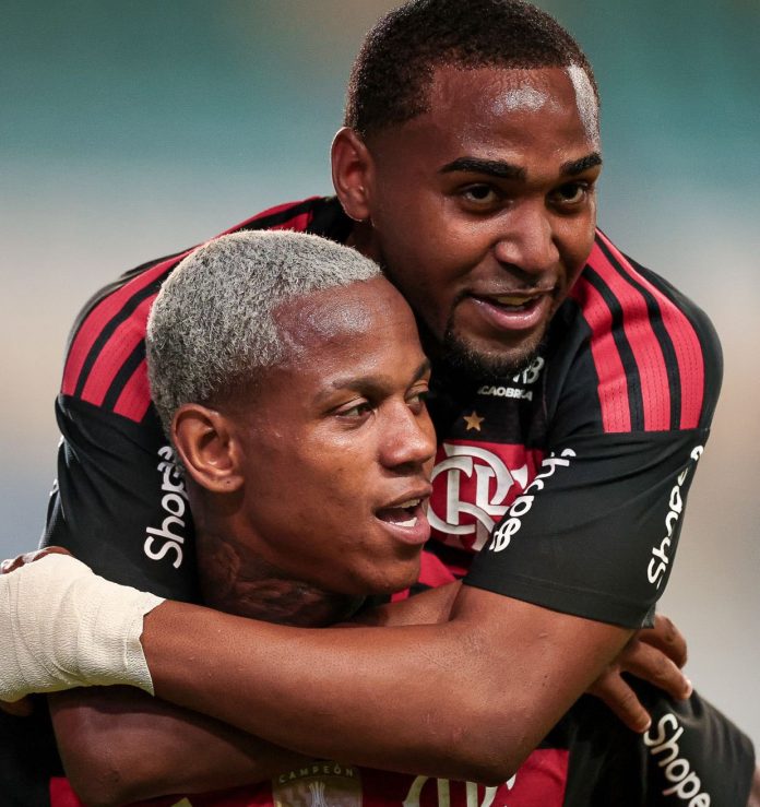 Wallace Yan e Lorran comemoram mais um gol do Flamengo na vitória sobre o Lausanne da Suíça, no Torneio de Algarve, em Portugal - Foto: Gilvan de Souza / Flamengo