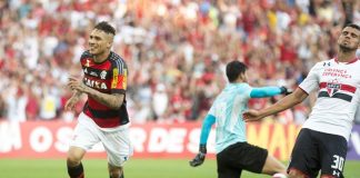 Paolo Guerrero marca o gol da vitória do Flamengo sobre o São Paulo em 2015