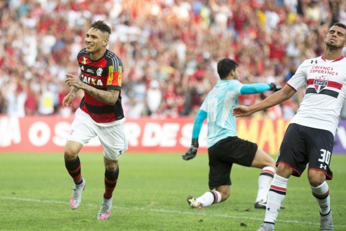Paolo Guerrero marca o gol da vitória do Flamengo sobre o São Paulo em 2015