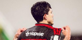 Pedro marca e comemora um dos seus 2 gols na goleada do Flamengo sobre a Chapecoense