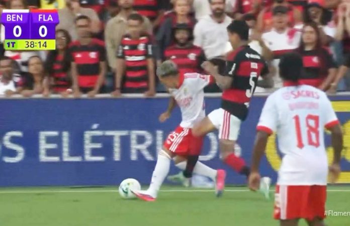 Pulgar chega firme na marcação do argentino racista Prestianni, durante a vitória do Flamengo sobre o Benfica no Algarve, em Portugal