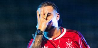 Rapper 2ZDinizz com a nova camisa 3 do Flamengo, em show em Macapá