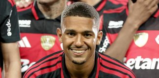 Samuel Lino foi eleito o melhor em campo na vitória do Flamengo sobre o Benfica, no Algarve, em Portugal