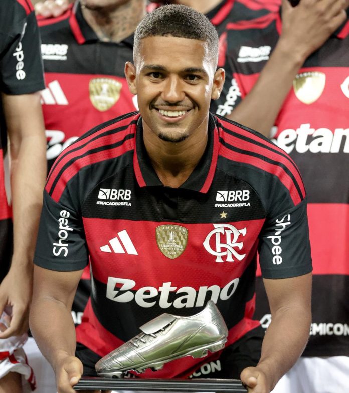 Samuel Lino foi eleito o melhor em campo na vitória do Flamengo sobre o Benfica, no Algarve, em Portugal