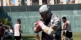 Andrew, recebe trote, pelo seu aniversário, durante treino em Portugal. Foto: Lance