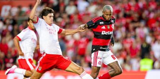 Wallace Yan chuta pra marcar o gol da vitória do Flamengo sobre o Benfica no Algarve, em Portugal - Foto: Gilvan de Souza / Flamengo