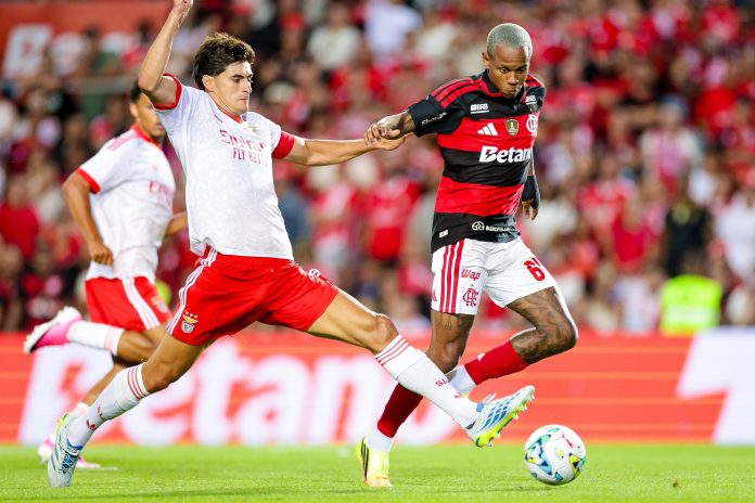 Wallace-Yan-Flamengo-2-1-Benfica-Algarve-110726-Foto-Gilvan-de-Souza Wallace Yan chuta pra marcar o gol da vitória do Flamengo sobre o Benfica no Algarve, em Portugal - Foto: Gilvan de Souza / Flamengo