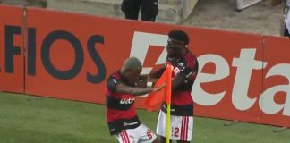Wallace Yan marca e comemora o gol do título do Flamengo na vitória sobre o Benfica, no Algarve, em Portugal